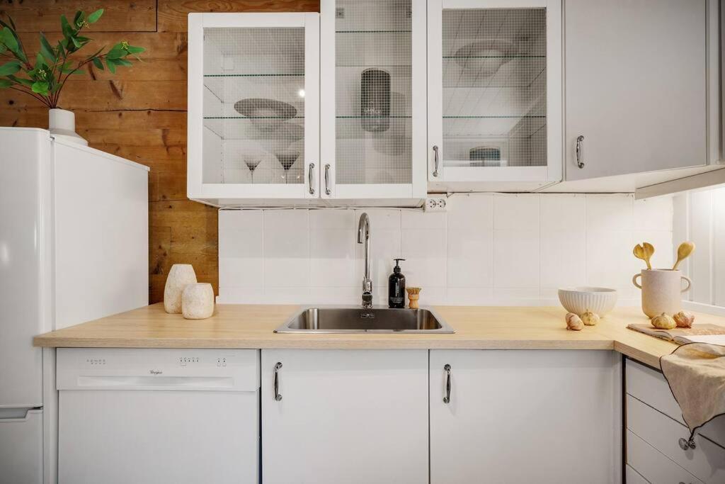 Central Apartment With Balcony, Self-Check In & Private Entrance Μπέργκεν Εξωτερικό φωτογραφία