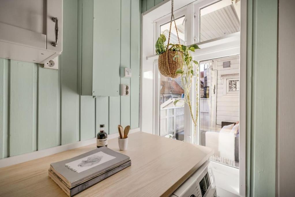 Central Apartment With Balcony, Self-Check In & Private Entrance Μπέργκεν Εξωτερικό φωτογραφία